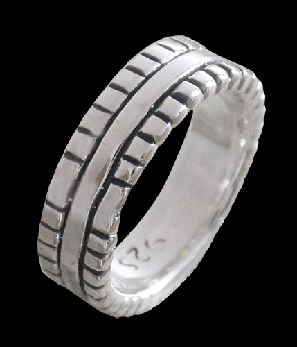Mönstrad slät ring i Äkta silver.