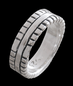 Mönstrad slät ring i Äkta silver.