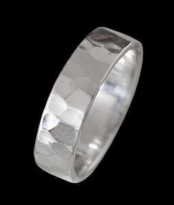 5 mm. Hamrad silverring.