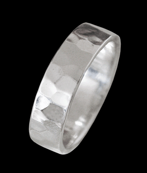 5 mm. Hamrad silverring.