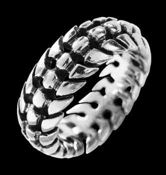 Brutal ryggrads ring i Äkta silver.