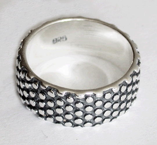 Annorlunda silverring. - 2