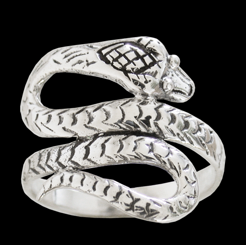 Vacker orm-ring. - 2