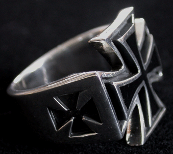 Ring Malteserkors med svart Onyx. - 2