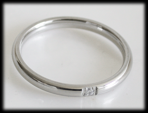 Smal stålring med Cubic Zirconia Sten.