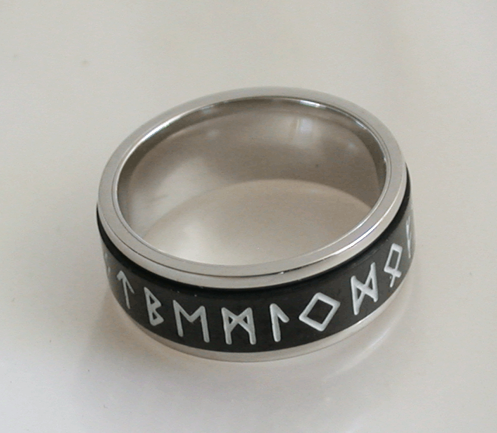 8 mm. Spinner ring med runor i rostfritt stål. - 6
