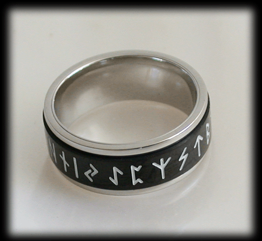 8 mm. Spinner ring med runor i rostfritt stål. - 5