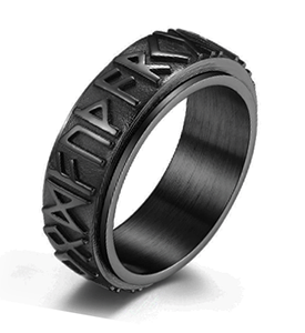 8 mm. Svart spinnerring med runor i rostfritt stål.