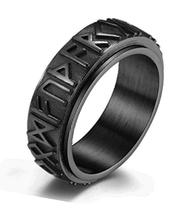 8 mm. Svart spinnerring med runor i rostfritt stål.