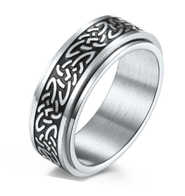 7.7 mm. Spinner ring med keltiskt mönster. - 2