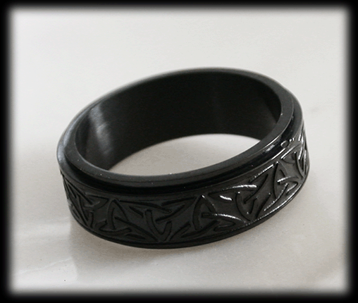 7.8 mm. Svart spinner ring med keltiskt mönster. - 3
