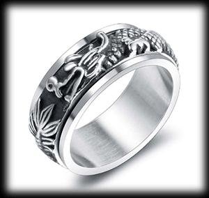 8 mm. Spinner ring med drake i rostfritt stål.