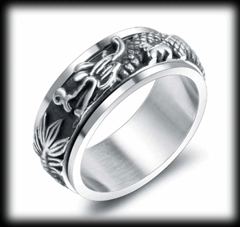 8 mm. Spinner ring med drake i rostfritt stål.