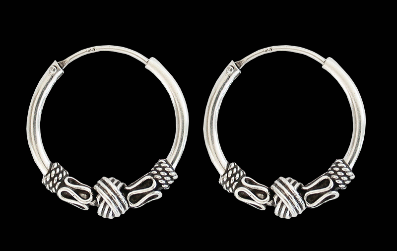 25 mm. Mönstrad öronring i Äkta silver.
