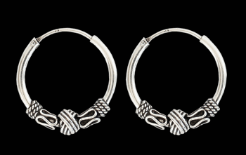 25 mm. Mönstrad öronring i Äkta silver.