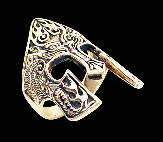 Krigshjälm vikingatid- En bronsring med en vikingahjälm.