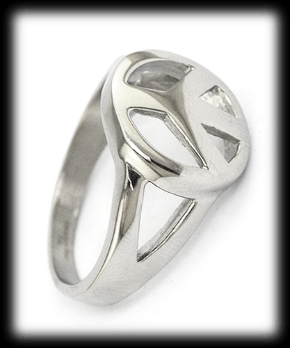 Större Peace ring i rostfritt stål.