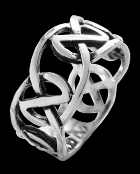 Genombruten keltisk ring.