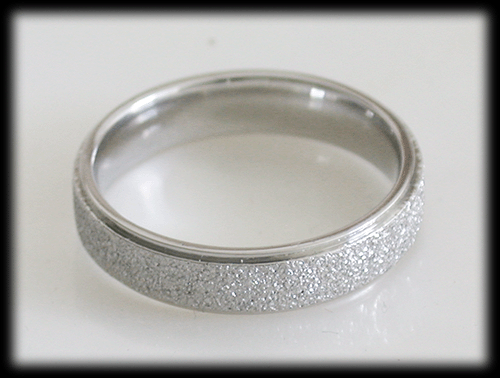 Ring i rostfritt stål med frostad look. - 4