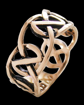Genombruten keltisk ring.