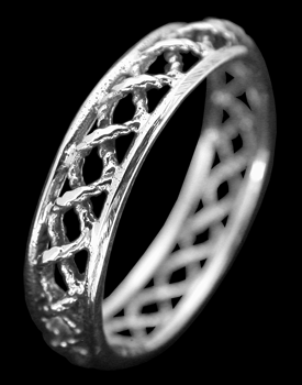 Flätad silver ring.