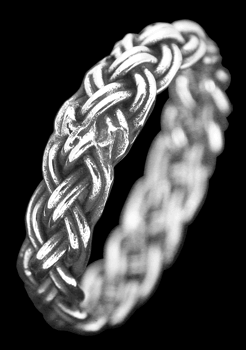Smal flätad silverring.