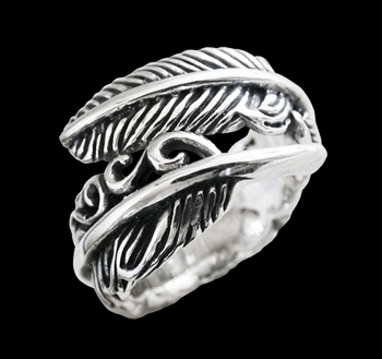 Ställbar vacker fjäder ring i Äkta silver.
