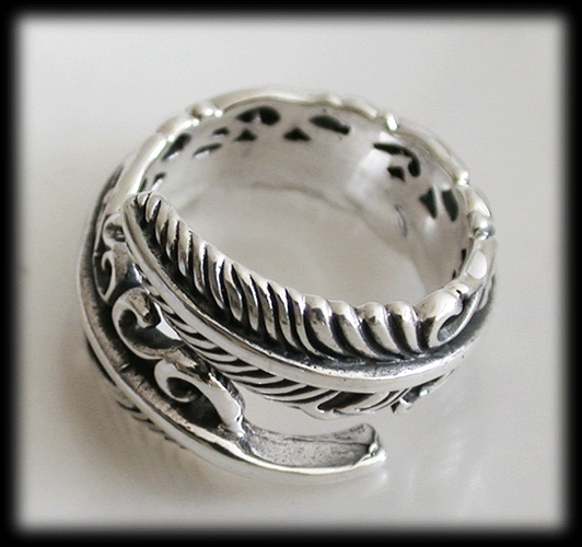 Ställbar vacker fjäder ring i Äkta silver. - 2