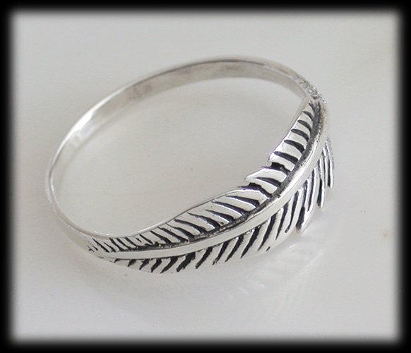 Liten söt fjäder ring i Äkta silver. - 2