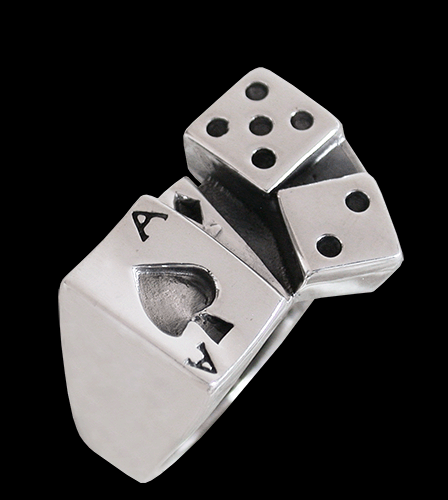 Spelglädje - en silverring med tärningar.
