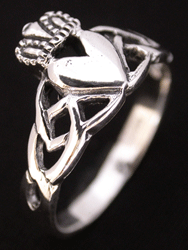 Ny Claddagf ring.