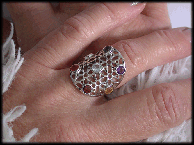 Ring med chakra stenar. - 2
