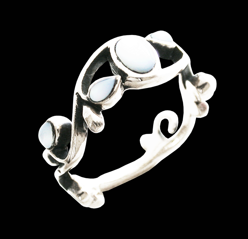 Urläcker silverring med pärlemor.