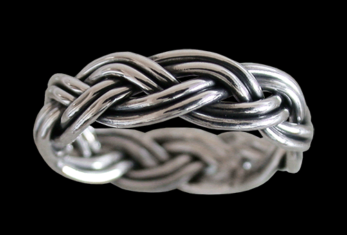 Stilren flätat ring. - 2