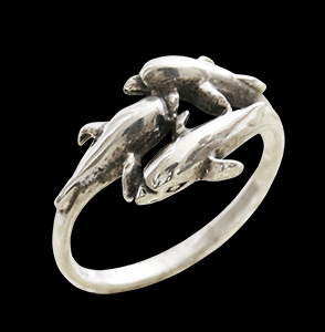Silverring med delfiner.
