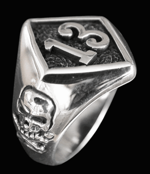 13 Ringen i Äkta silver med dödskallar.
