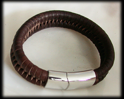 Brunt läderarmband med svart spänne. - 3