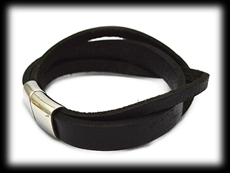 Stilrent armband i i tre delar tillverkat i äkta läder.