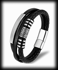 Ur snyggt läderarmband med runa.