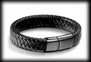 Svart läderarmband med svart spänne.