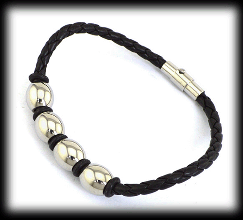 Läderarmband med fyra stålkulor. - 2