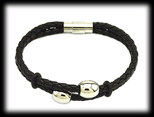 Läderarmband med två stålkulor. - 2