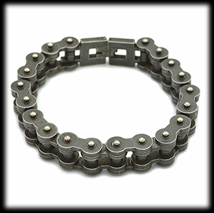 18 mm bred. Oljig look. MC Armband i stål.