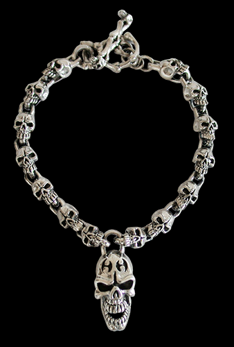 Brutalt dödskalle armband i Äkta silver.