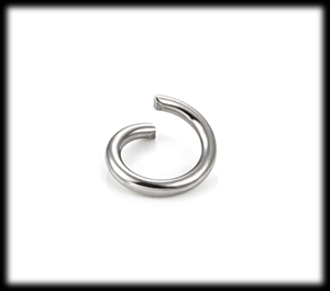 8 mm. Smyckes ring i rostfritt stål.