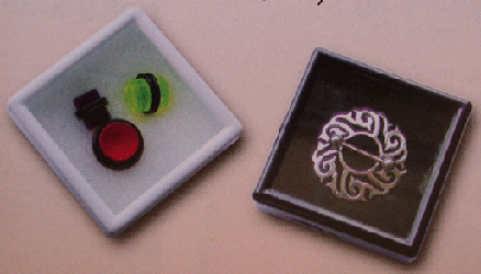 Liten plastbox med glas fönster.