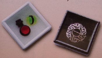 Liten plastbox med glas fönster.