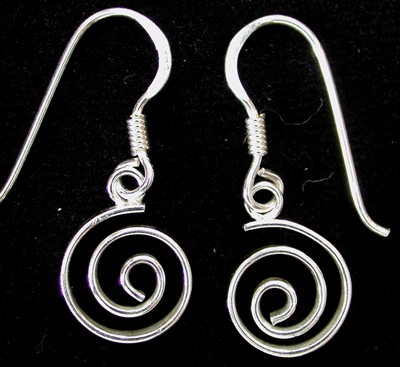 Örhängen liten genombruten spiral.
