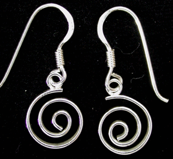 Örhängen liten genombruten spiral.