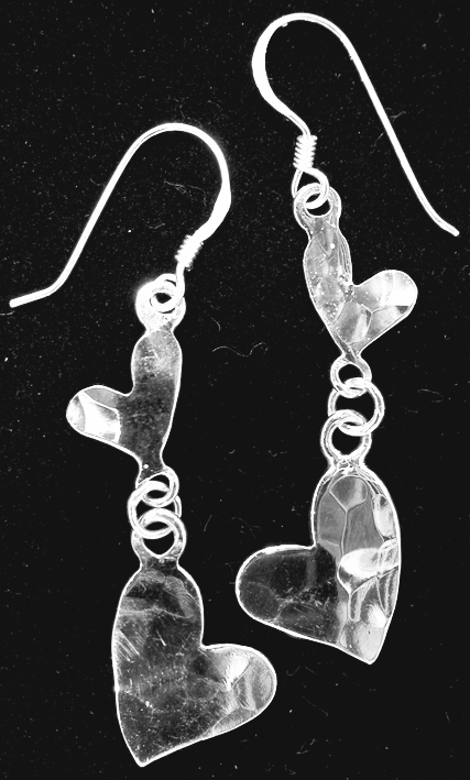 Örhängen med två hamrade hjärtan i Äkta silver.